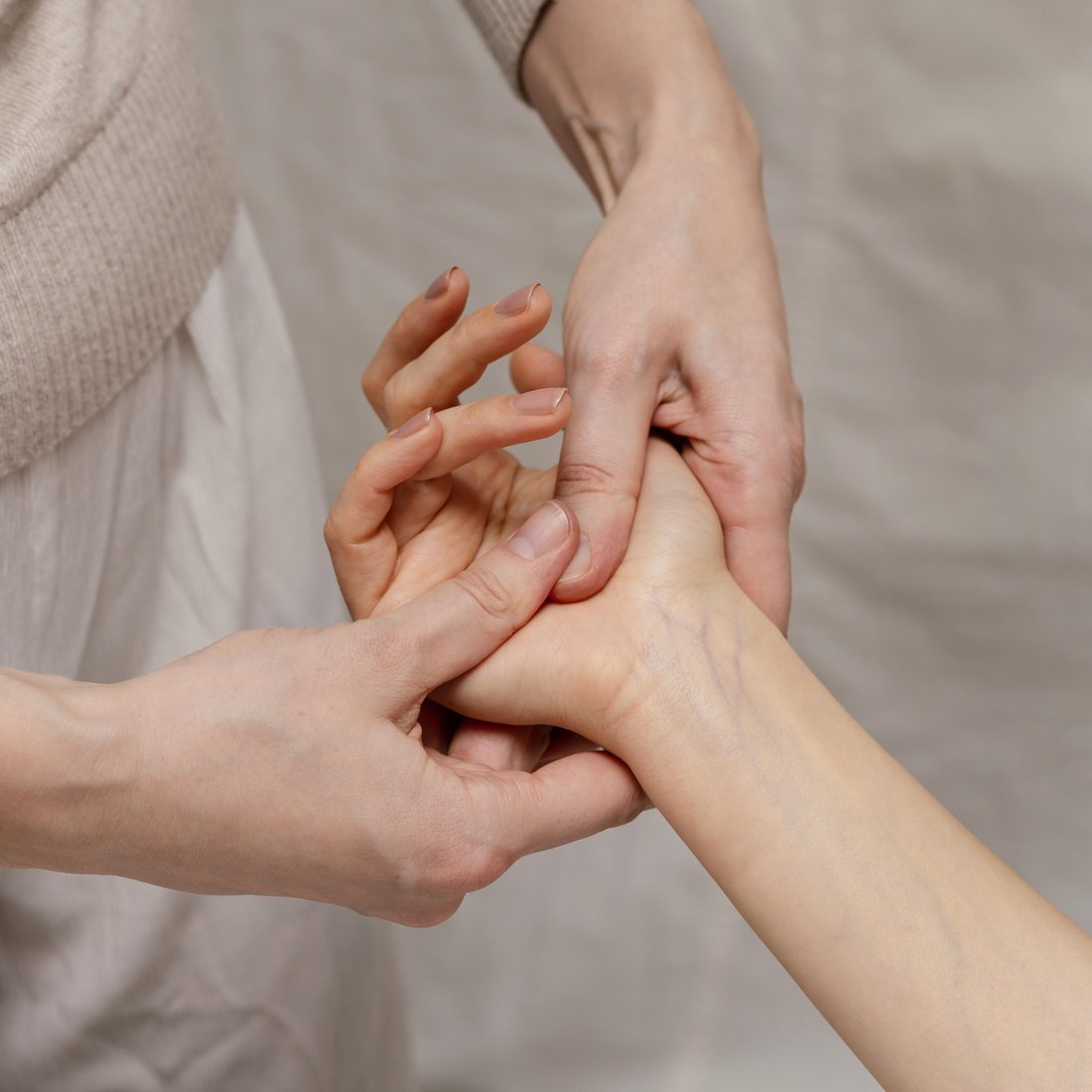Close-up van een shiatsu behandeling op de hand